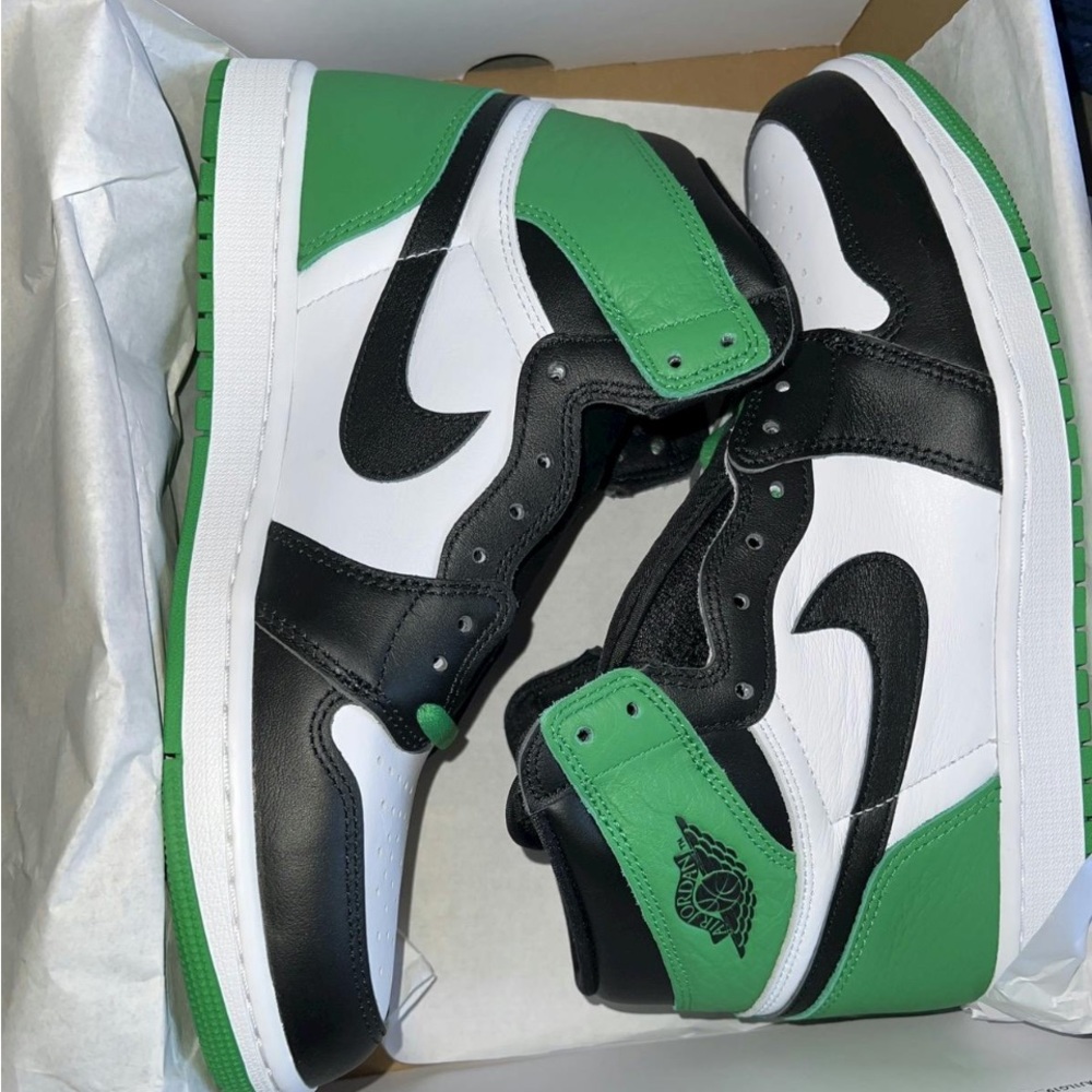 Pine green Jordan 1’s brand new